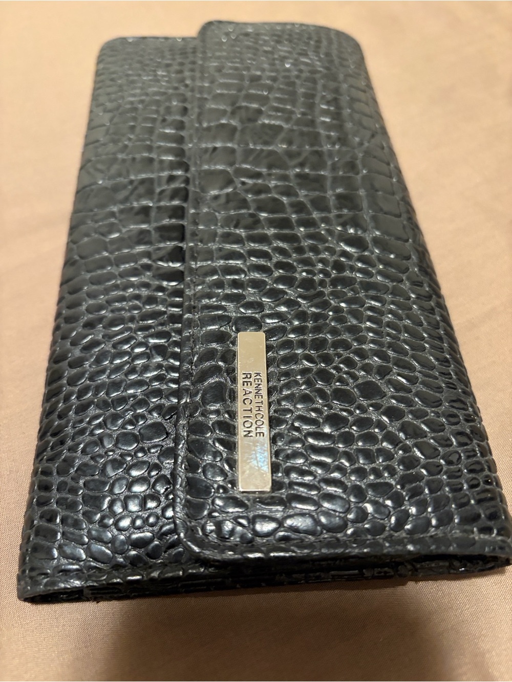 Kenneth Cole Reaction Black Pebble-Embossed Wallet with Metal Logo